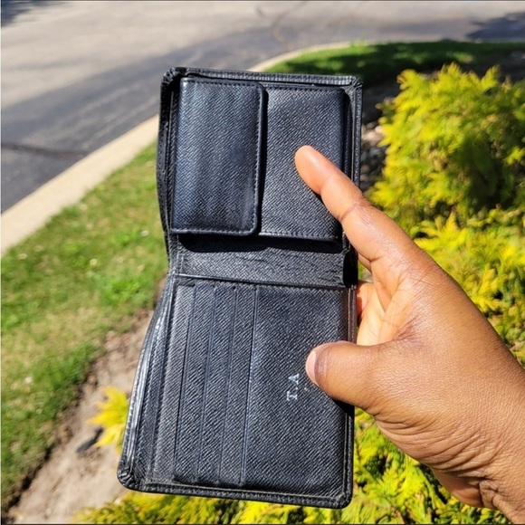 LOUIS Vuitton Black Epi Men Bifold Wallet - Picture 9 of 11